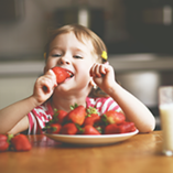 petite fille mange des fraises